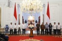 Presiden Prabowo Subianto menggelar rapat terbatas sekaligus makan siang bersama sejumlah jajaran Menteri Kabinet Merah Putih. (Facebook.com @Prabowo Subianto )

