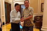 Ketua Umum Paguyuban Sosial Marga Tion̈ghoa Indonesia (PSMTI) Pusat, Wlianto Tanta bersama Murdaya Widyawimarta Po, OBE. (Dok. PSMTI Pusat)