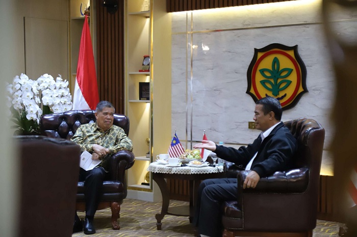 Menteri Pertanian (Mentan) Indonesia, Andi Amran Sulaiman (kanan) saat menerima Menteri Pertanian dan Keterjaminan Makanan Malaysia, Datuk Seri Mohammad Bin Sabu di kantor Pusat Kementerian Pertanian. (Dok. Kementan)