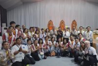 PSMTI melakukan penghormatan dengan mengenakan pakaian Batik Silver PSMTI. (Dok. PSMTI)