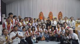 PSMTI melakukan penghormatan dengan mengenakan pakaian Batik Silver PSMTI. (Dok. PSMTI)