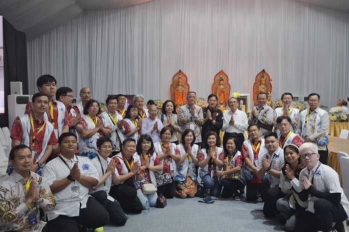 PSMTI melakukan penghormatan dengan mengenakan pakaian Batik Silver PSMTI. (Dok. PSMTI)