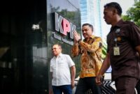 Maman memperlihatkan dokumen pembayaran pribadi istri ke wartawan untuk membantah tuduhan publik. (Dok. maman.abdurrahman.st)