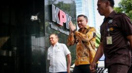 Maman memperlihatkan dokumen pembayaran pribadi istri ke wartawan untuk membantah tuduhan publik. (Dok. maman.abdurrahman.st)